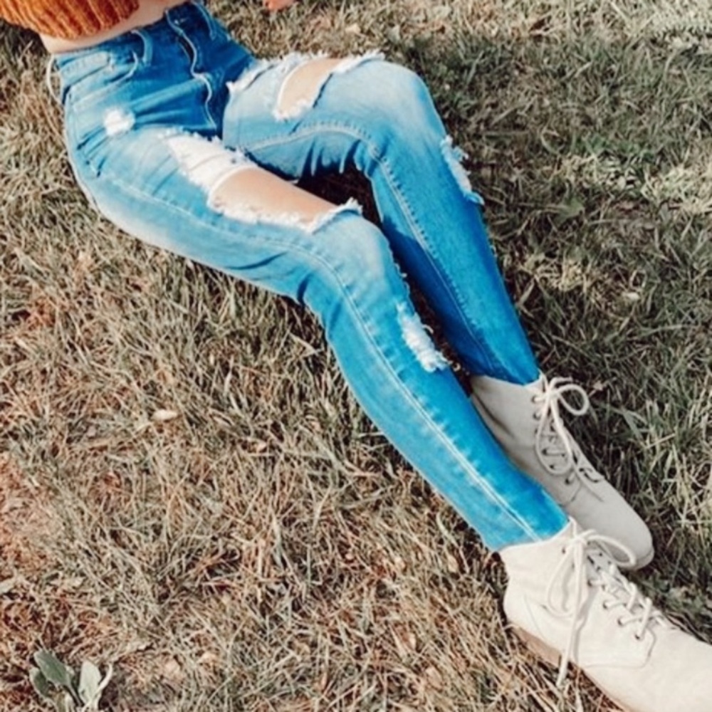 Fashion Nova • Mid-Wash High Rise Distressed Jeans💙